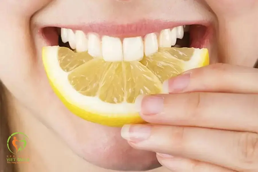 Dùng chanh tươi để loại bỏ cao răng